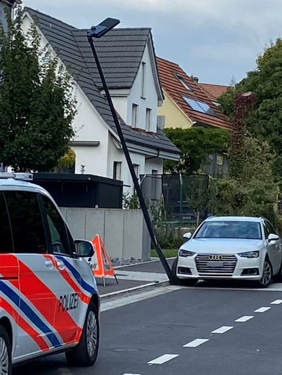 Auf dem Bild ist eine schräge Strassenlampe an der Kreuzstrasse in Uster zu sehen.